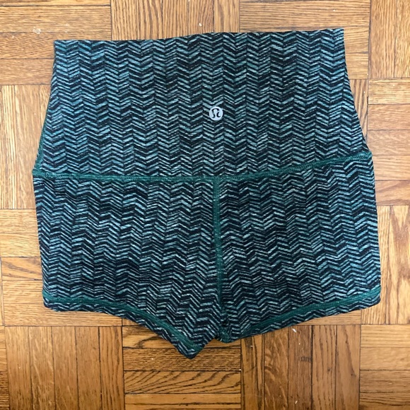 Lululemon high waisted shorts Size 4 - Picture 2 of 3